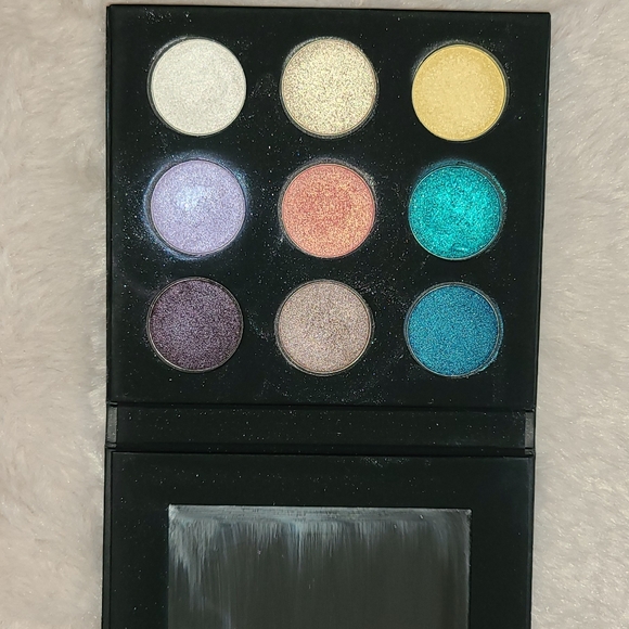 Make Up Forever Eyeshadow Palette - Picture 2 of 2